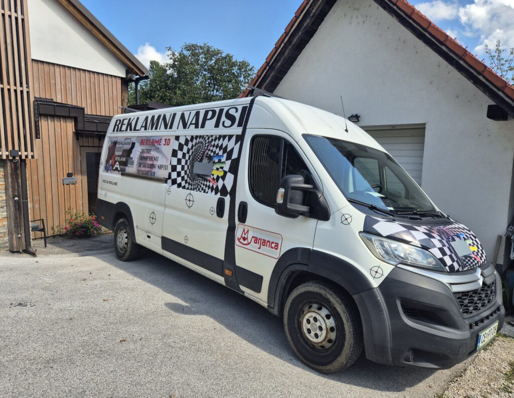 Reklamni kombi z reklamnim napisom – polepitev vozil Reklame Marjanca Slovenija