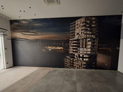 Velikoformatna tapeta po meri v sodobnem poslovnem interierju