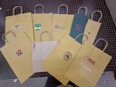 Papirnate vrečke z barvnim tiskom logotipov različnih podjetij
