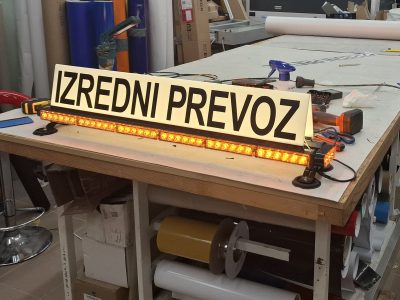 Svetlobna tabla Izredni prevoz z LED osvetlitvijo v delavnici