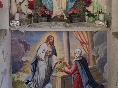 Sakralna freska z religioznim motivom v niši ob poti