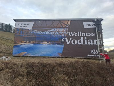 Jumbo plakat Wellness Vodian pri Termah Olimia med montažo