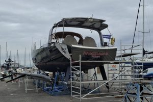 Zadnji del jadrnice z grafično polepitvijo in napisom