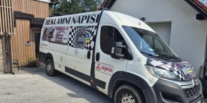 Reklamni kombi z reklamnim napisom – polepitev vozil Reklame Marjanca Slovenija