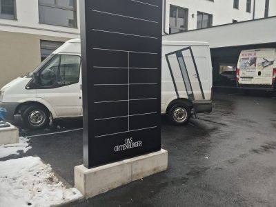 Zunanji pleksi totem z naslovom objekta