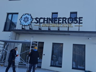 3D LED napis Schneerose Apartment Hotel na fasadi objekta