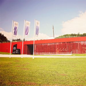 Zastave pred Termami Olimia