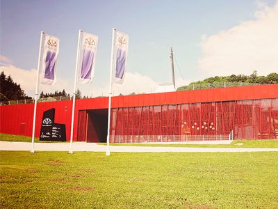 Zastave pred Termami Olimia